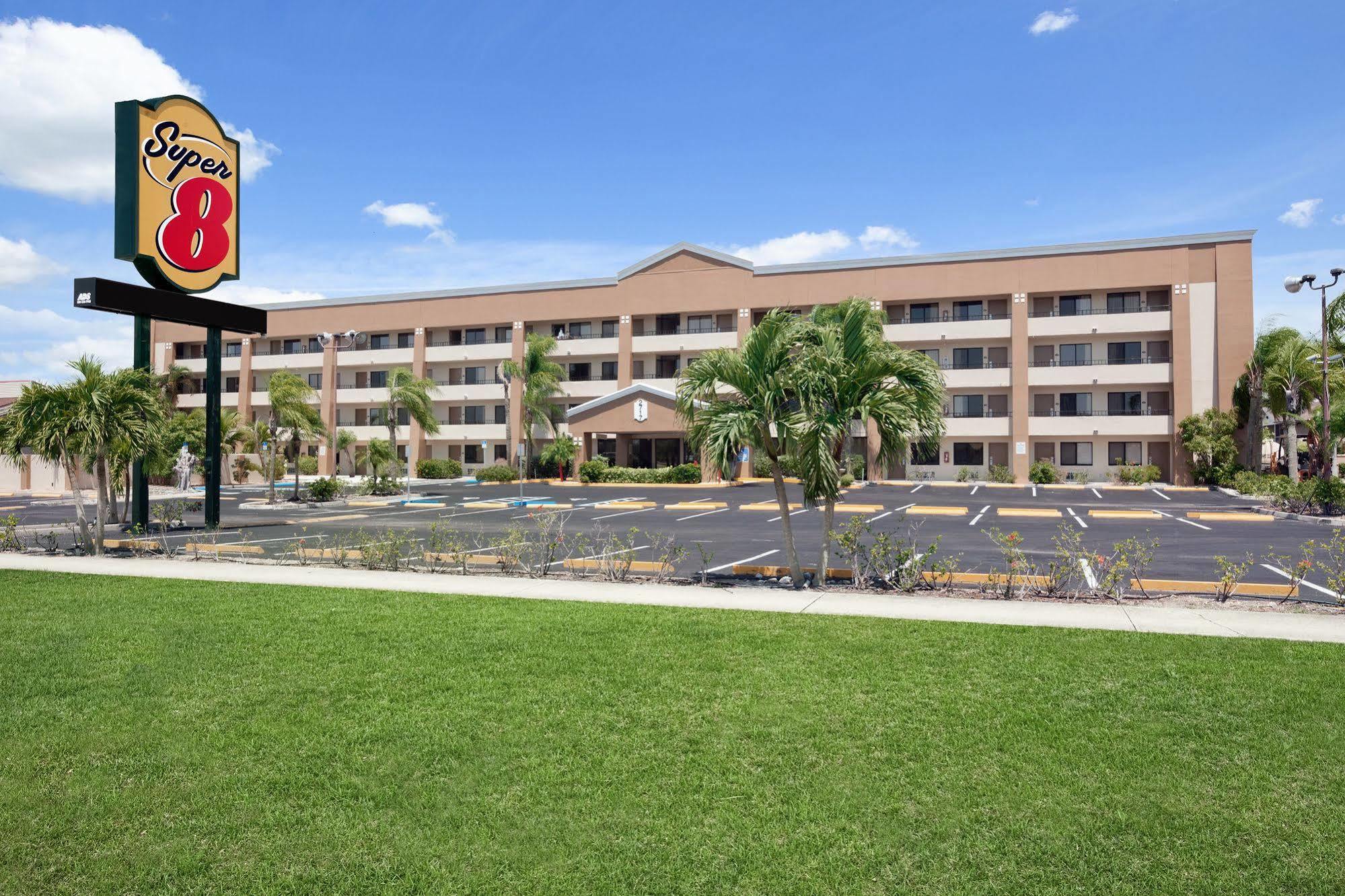 Super 8 By Wyndham Форт Майерс Екстериор снимка