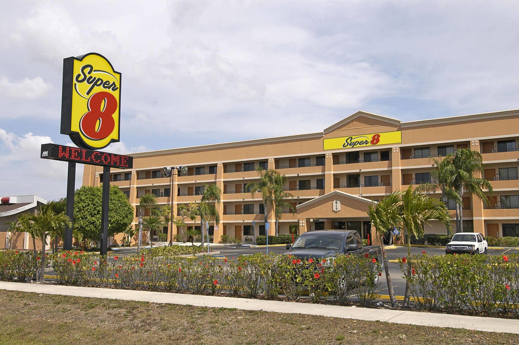 Super 8 By Wyndham Форт Майерс Екстериор снимка