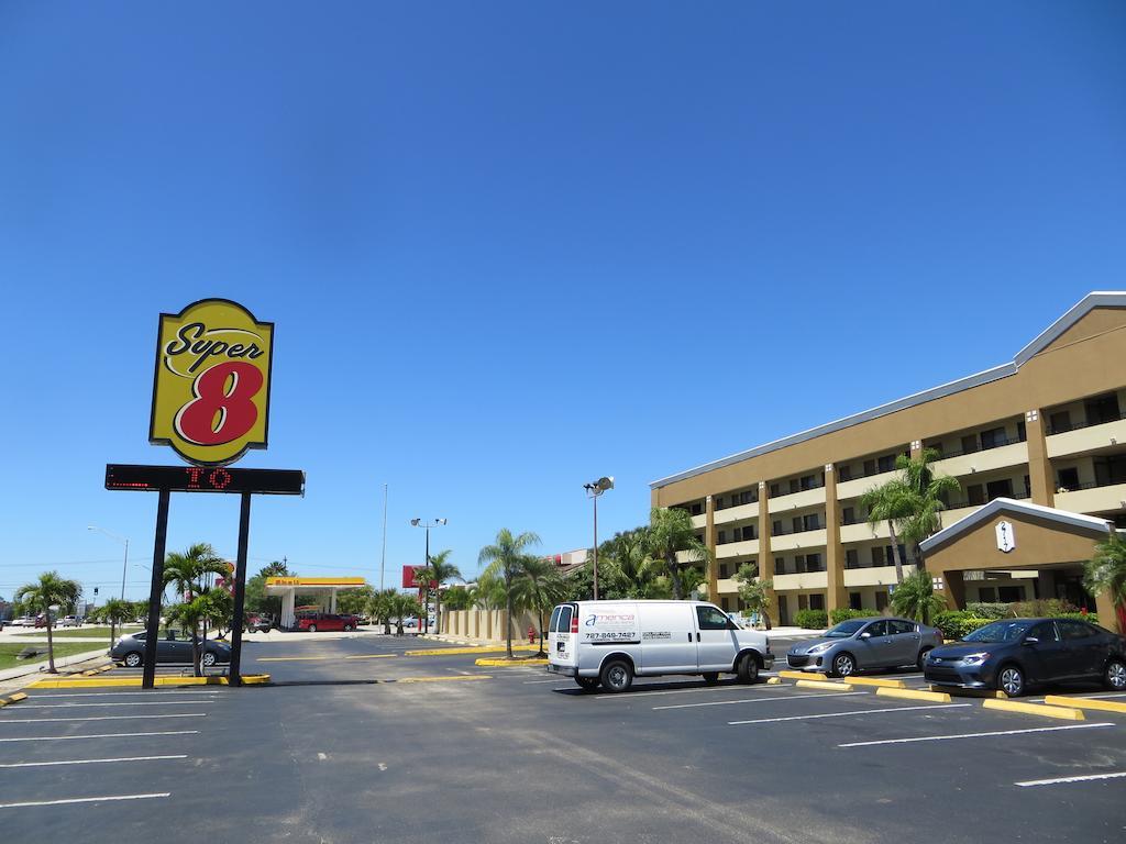 Super 8 By Wyndham Форт Майерс Екстериор снимка